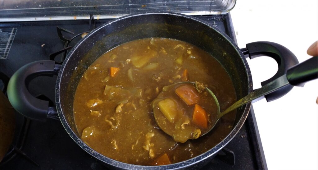 カレーは何日もつ? 作り置きを鍋ごと冷蔵庫に保存する方法 はるしお カレーは何日もつ? 作り置きを鍋ごと冷蔵庫に保存する方法 はるしお