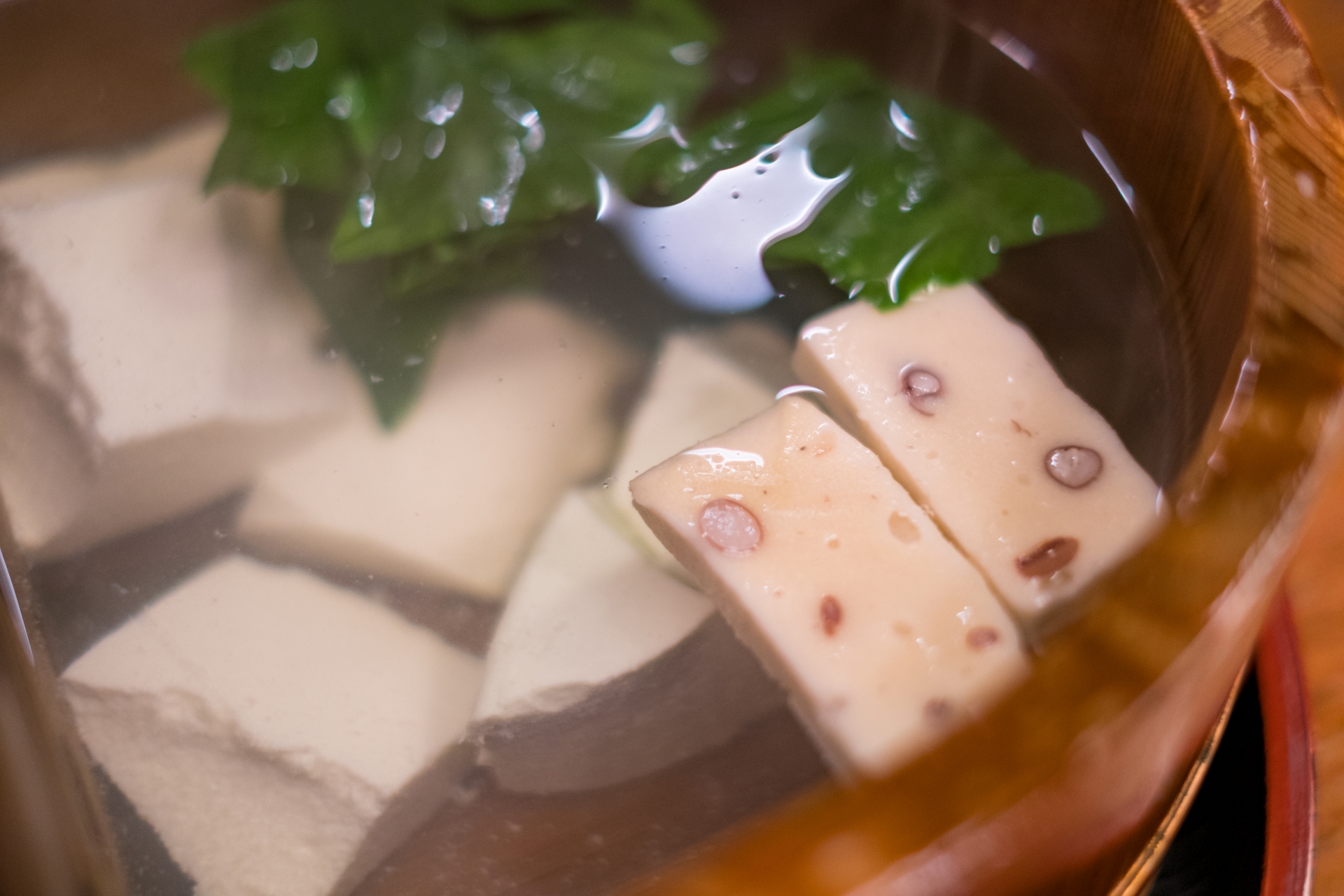 賞味期限切れの豆腐を加熱調理すれば食べられるか？
