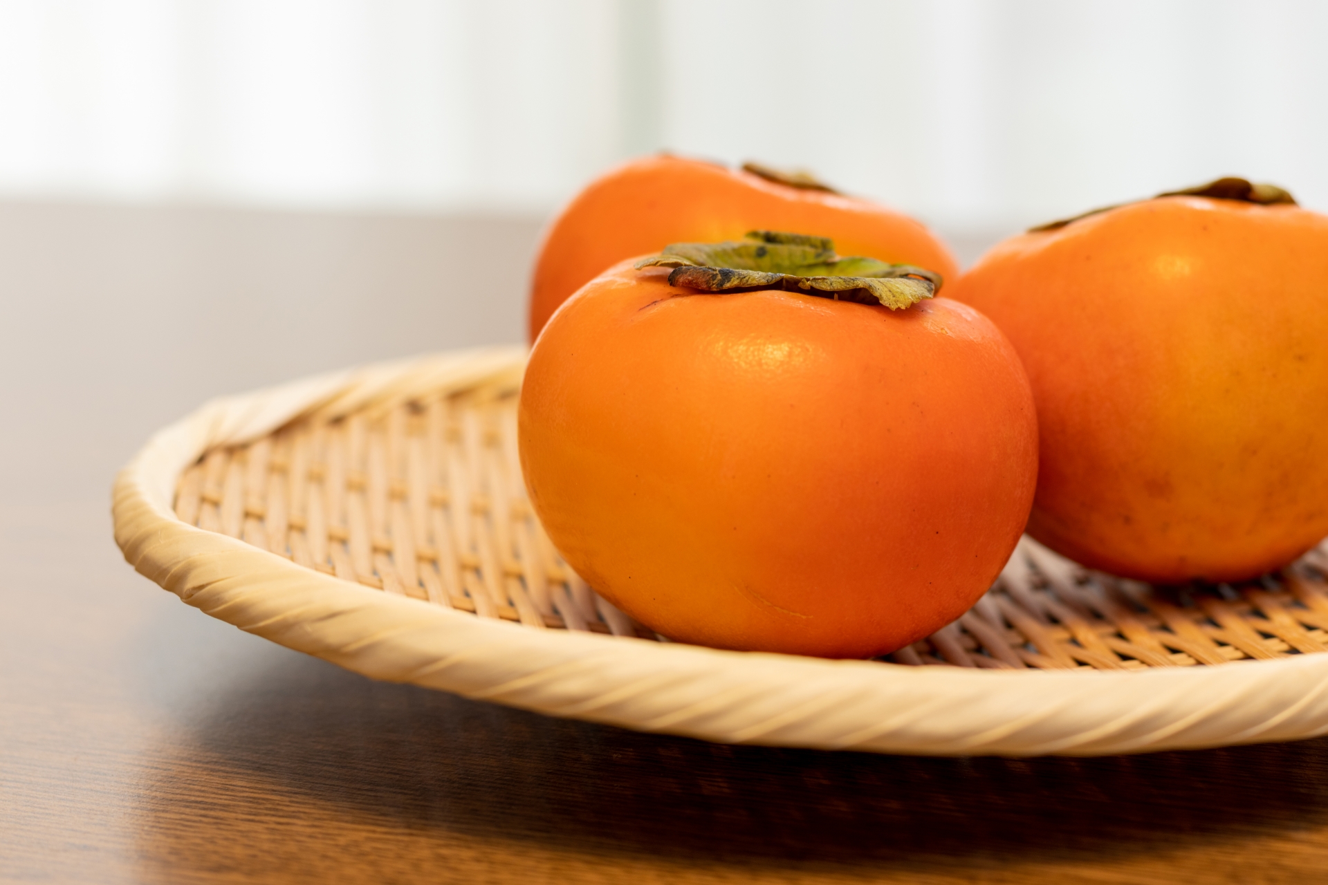 柿を皮ごと食べる？ 栄養や切り方、農薬の洗い方、腹痛の注意点