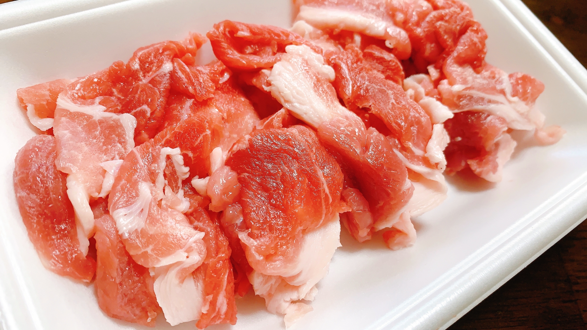 豚肉は消費期限が1日でも過ぎたら食べられない？ 冷凍や過熱は？