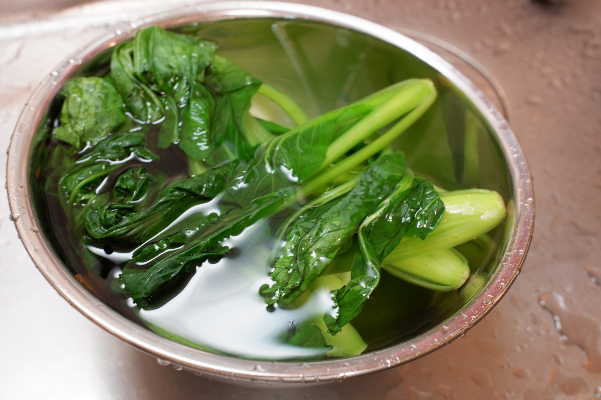 小松菜のアク抜き方法、熱湯と電子レンジの違い